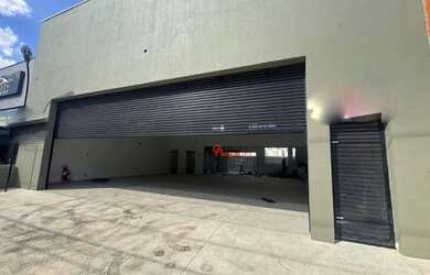 Imagem: O depósito possui 4 Vagas na garagem e 300m² de Área e está