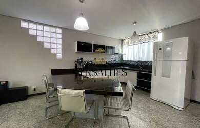 Imagem: A casa possui 5 Dormitórios, 5 Banheiros, 5 Vagas na garagem