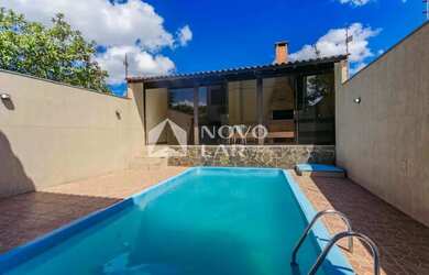 Imagem: A casa possui 5 Dormitórios, 3 Banheiros, 2 Vagas na garagem