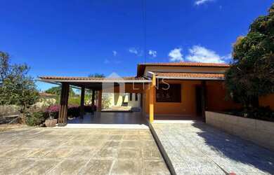 Imagem: A casa possui 3 Dormitórios, 3 Banheiros, 5 Vagas na garagem