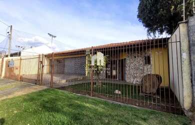 Imagem: A casa possui 4 Dormitórios, 4 Banheiros, 5 Vagas na garagem