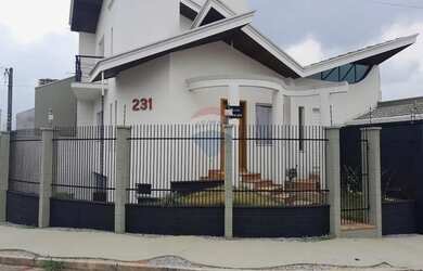 Imagem: A casa possui 2 Dormitórios, 3 Banheiros, 4 Vagas na garagem