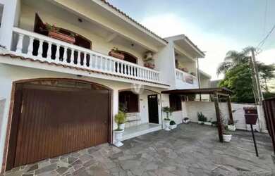 Imagem: A casa possui 4 Dormitórios, 4 Banheiros, 3 Vagas na garagem