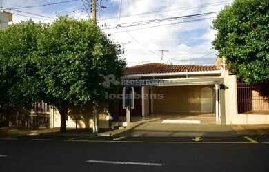 Imagem: A casa possui 3 Dormitórios, 4 Banheiros, 3 Vagas na garagem