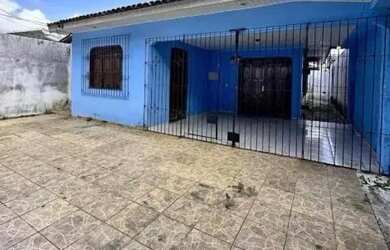 Imagem: A casa possui 3 Dormitórios, 2 Banheiros, 2 Vagas na garagem