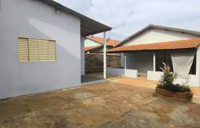 Imagem: A casa possui 3 Dormitórios, 2 Banheiros, 1 Vaga na garagem