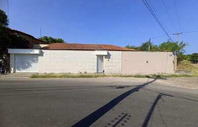 Imagem: A casa possui 1 Dormitório, 2 Banheiros, 2 Vagas na garagem