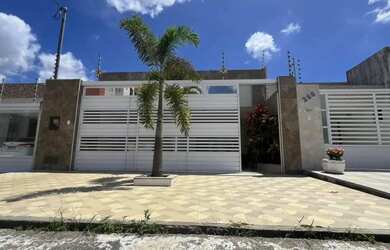 Imagem: A casa possui 3 Dormitórios, 2 Banheiros, 2 Vagas na garagem