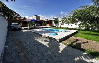 Imagem: A casa possui 2 Dormitórios, Acomodam 10 pessoas e 5 Vagas