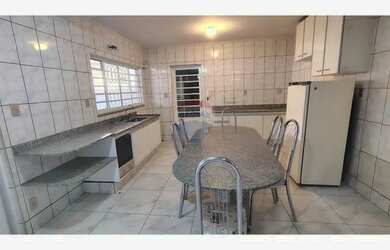 Imagem: A casa possui 2 Dormitórios, 2 Banheiros, 2 Vagas na garagem