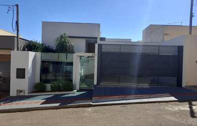 Imagem: A casa possui 3 Dormitórios, 3 Banheiros, 2 Vagas na garagem