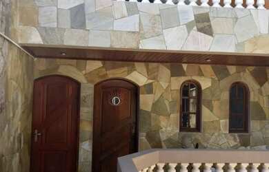 Imagem: A casa possui 5 Dormitórios, 4 Banheiros, 4 Vagas na garagem