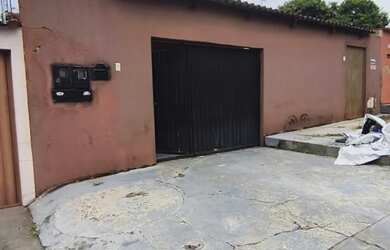 Imagem: A casa possui 2 Dormitórios, 1 Banheiro, 2 Vagas na garagem