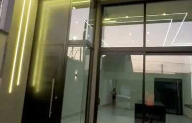 Imagem: A casa possui 2 Dormitórios, 2 Banheiros, 2 Vagas na garagem