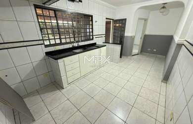 Imagem: A casa possui 1 Dormitório, 1 Banheiro, 2 Vagas na garagem