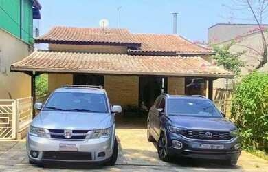 Imagem: A casa possui 3 Dormitórios, 3 Banheiros, 3 Vagas na garagem