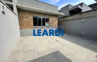 Imagem: A casa possui 3 Dormitórios, 4 Banheiros, 2 Vagas na garagem