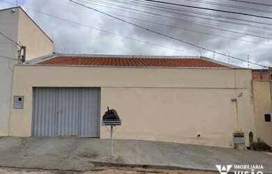 Imagem: A casa possui 2 Dormitórios, 1 Banheiro, 3 Vagas na garagem