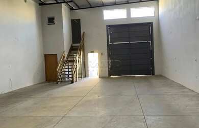 Imagem: O depósito e possui 2 Vagas na garagem, 200-0m² de Área está