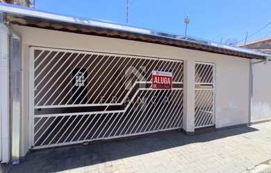 Imagem: A casa possui 3 Dormitórios, 2 Banheiros, 4 Vagas na garagem