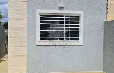 Imagem: A casa possui 3 Dormitórios, 3 Banheiros, 2 Vagas na garagem