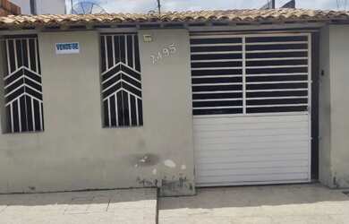 Imagem: A casa possui 3 Dormitórios, 1 Banheiro, 1 Vaga na garagem