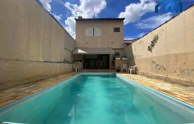 Imagem: A casa possui 4 Dormitórios, 5 Banheiros, 2 Vagas na garagem