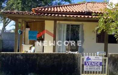 Imagem: A casa possui 3 Dormitórios, 2 Banheiros, 1 Vaga na garagem