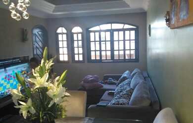 Imagem: A casa possui 3 Dormitórios, 3 Banheiros, 3 Vagas na garagem