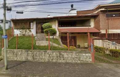 Imagem: A casa possui 4 Dormitórios, 2 Banheiros, 2 Vagas na garagem