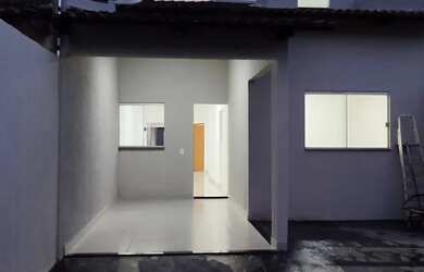 Imagem: A casa possui 3 Dormitórios, 2 Banheiros, 2 Vagas na garagem