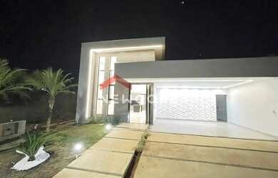 Imagem: A casa possui 3 Dormitórios, 2 Banheiros, 2 Vagas na garagem