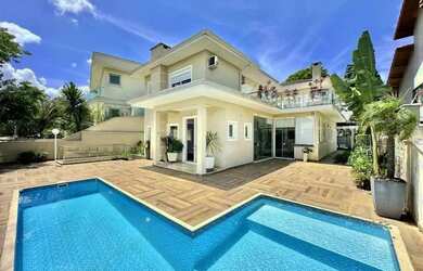 Imagem: A casa em condomínio possui 4 Dormitórios, 5 Banheiros, 3