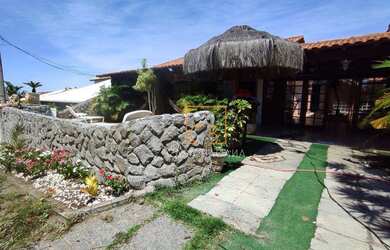 Imagem: A casa em condomínio possui 3 Dormitórios, 1 Banheiro, 2 Vagas