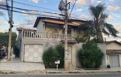 Imagem: A casa possui 4 Dormitórios, 4 Banheiros, 4 Vagas na garagem