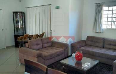 Imagem: A casa possui 4 Dormitórios, 5 Banheiros, 3 Vagas na garagem