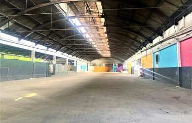 Imagem: O depósito possui 5 Vagas na garagem, 5.946m² de Área e