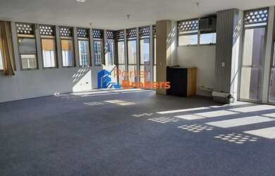 Imagem: O depósito possui 2 Vagas na garagem e 150m² de Área e está