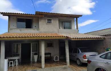 Imagem: A casa possui 3 Dormitórios, 2 Banheiros, 1 Vaga na garagem