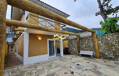 Imagem: A casa possui 3 Dormitórios, 3 Banheiros, 2 Vagas na garagem