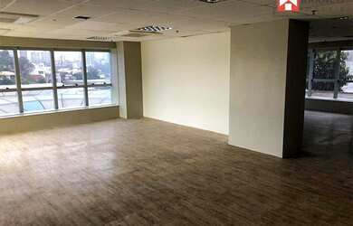 Imagem: O depósito possui 3 Vagas na garagem, 83m² de Área e está