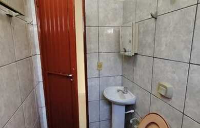 Imagem: A casa possui 1 Dormitório, 2 Banheiros, 1 Vaga na garagem