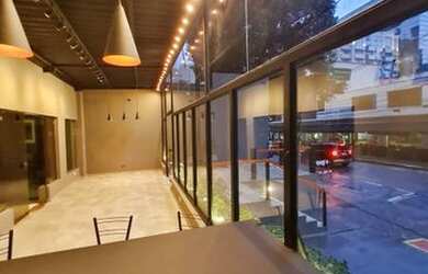 Imagem: O depósito possui 5 Vagas na garagem, 370m² de Área e está