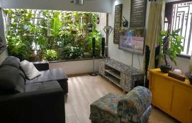 Imagem: A casa possui 3 Dormitórios, 1 Banheiro, 1 Vaga na garagem