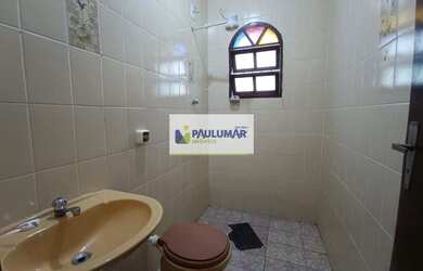 Imagem: A casa possui 2 Dormitórios, 1 Banheiro, 2 Vagas na garagem