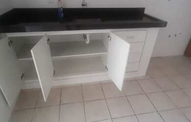 Imagem: O apartamento possui 3 Dormitórios, 1 Banheiro, 2 Vagas na