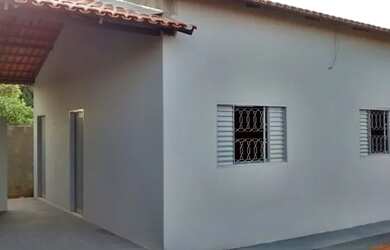 Imagem: A casa possui 2 Dormitórios, 1 Banheiro, 2 Vagas na garagem