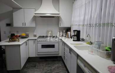 Imagem: A casa possui 4 Dormitórios, 5 Banheiros, 5 Vagas na garagem