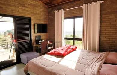 Imagem: A casa possui 3 Dormitórios, 1 Banheiro, 3 Vagas na garagem