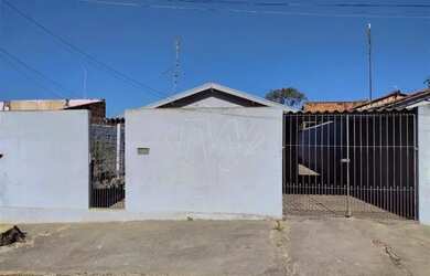 Imagem: A casa possui 2 Dormitórios, 1 Banheiro, 2 Vagas na garagem